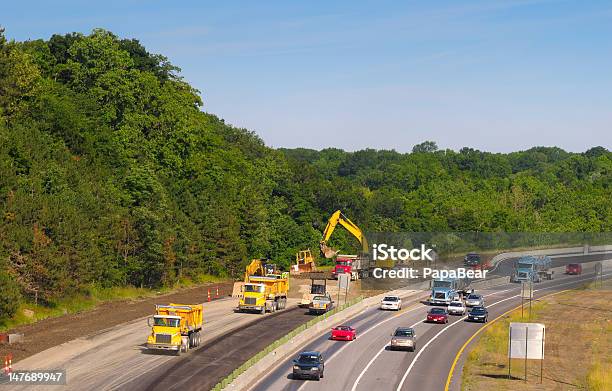 Construcción De Carretera Foto de stock y más banco de imágenes de Camión de descarga - Camión de descarga, Construcción de carretera, Aire libre