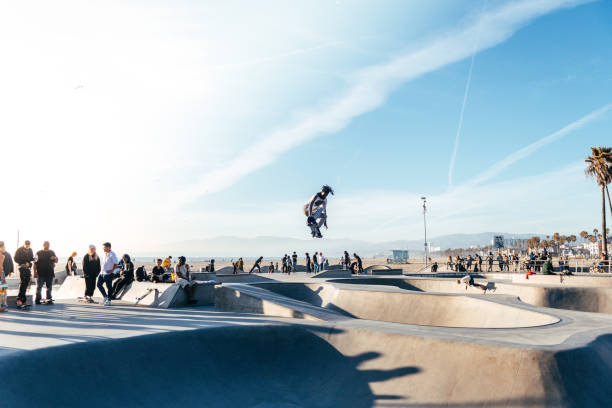 venice beach skatepark è un punto d'incontro per le persone che praticano skateboard nella città di los angeles - skateboard court foto e immagini stock