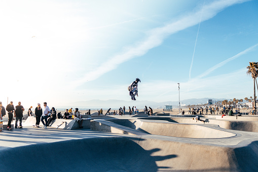 los angeles, united states. 20th february. 2023: people is skating at venice beach skatepark
