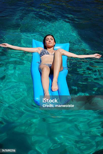 Foto de Mulher Na Piscina De Bote e mais fotos de stock de 20 Anos - 20 Anos, 20-24 Anos, 25-30 Anos