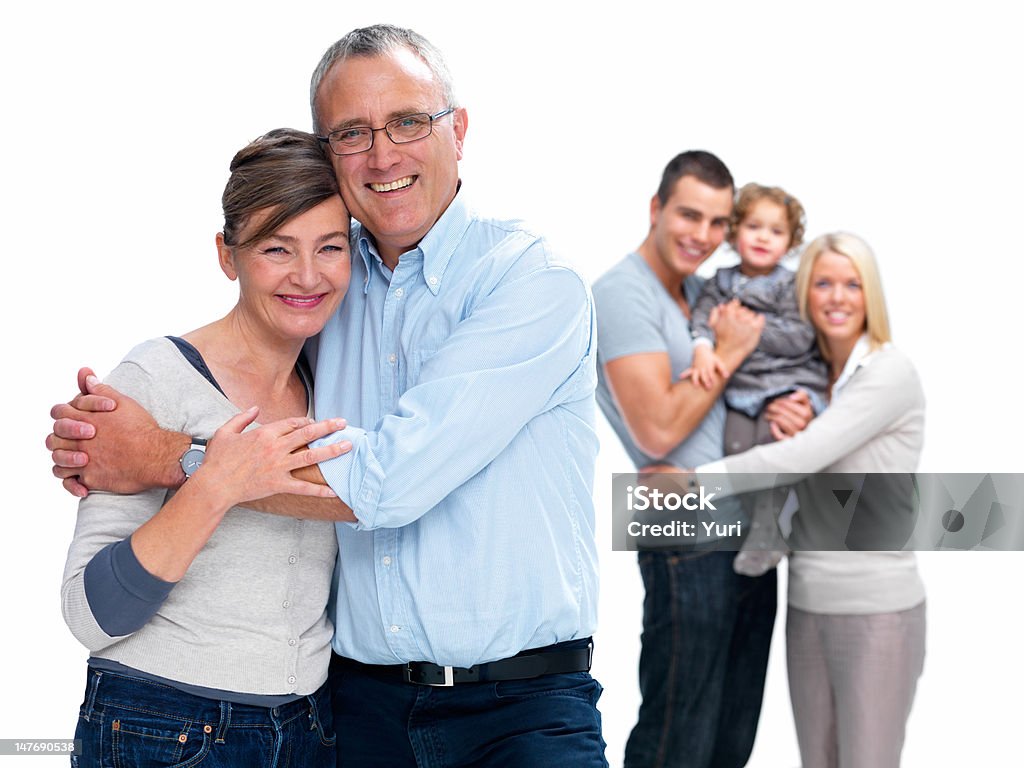 Famille heureuse, debout sur fond blanc - Photo de Jeune couple libre de droits