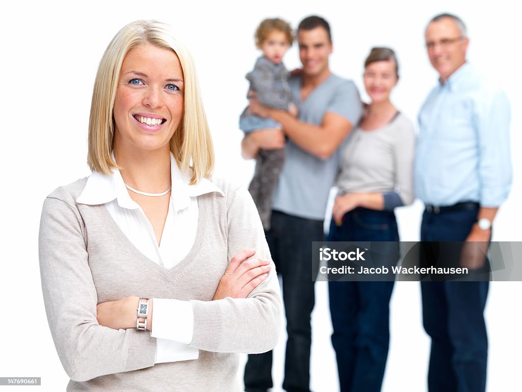 Glückliche junge Frau mit Familie stehen im Hintergrund - Lizenzfrei 20-24 Jahre Stock-Foto