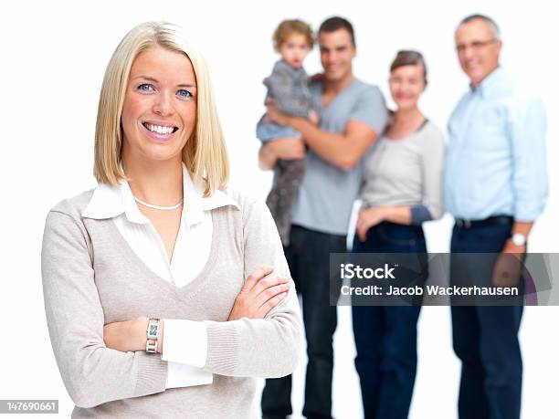 Glückliche Junge Frau Mit Familie Stehen Im Hintergrund Stockfoto und mehr Bilder von 20-24 Jahre