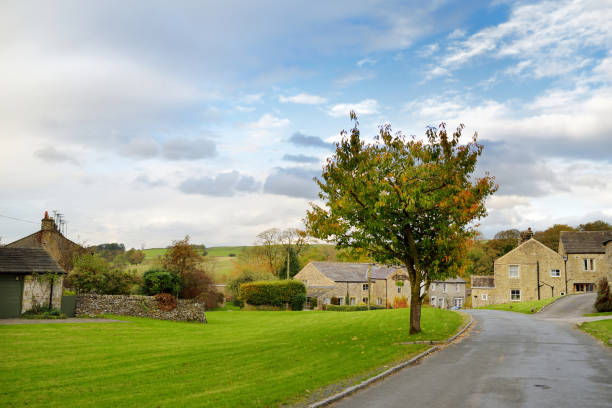 beatiful view of airton, a small village in the craven district of north yorkshire, england. - yorkshire gate yorkshire dales village imagens e fotografias de stock