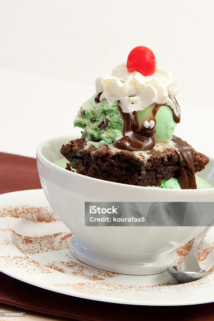 アイスクリームブラウニーサンデー - ミントアイスクリームのロイヤリティフリーストックフォ��ト