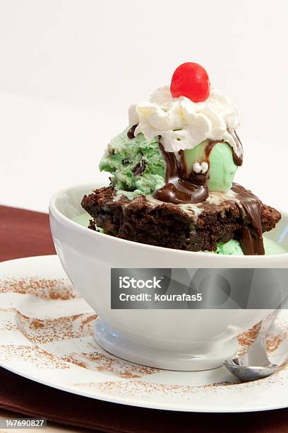 アイスクリームブラウニーサンデー - ミントアイスクリームのストックフォトや画像を多数ご用意 - ミントアイスクリーム, 深皿, おやつ