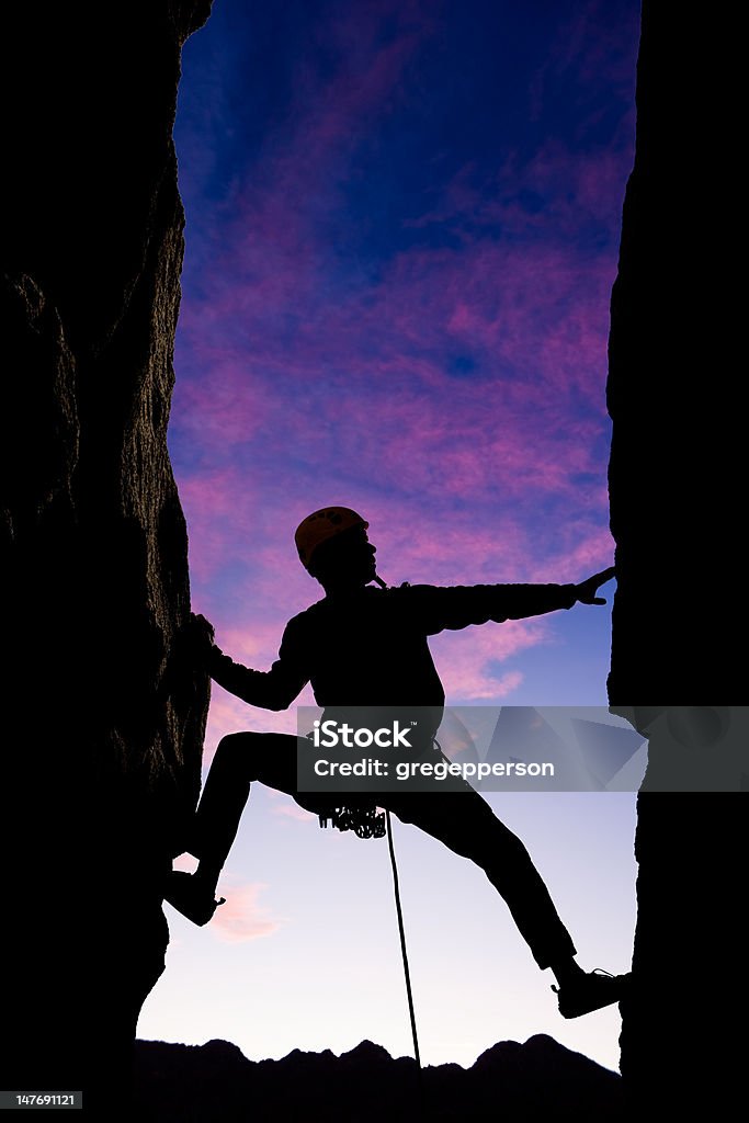 Alpinista su roccia raggiungere un vuoto. - Foto stock royalty-free di Alpinismo
