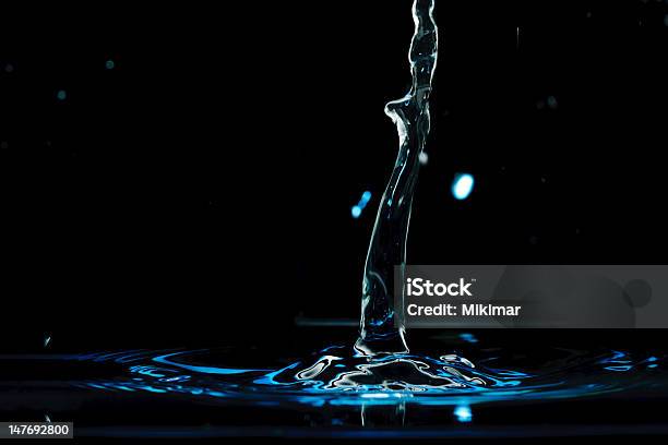 Splash Na Czarnym - zdjęcia stockowe i więcej obrazów Woda - Woda, Chlapać, Ciecz