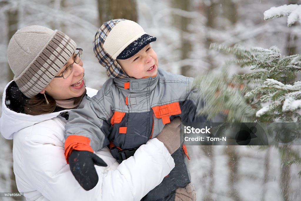 Ragazzo con la madre in inverno foresta - Foto stock royalty-free di 2-3 anni