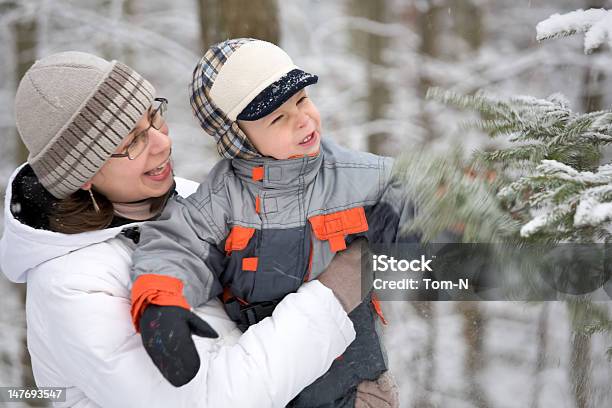 Ragazzo Con La Madre In Inverno Foresta - Fotografie stock e altre immagini di 2-3 anni - 2-3 anni, 25-29 anni, Adulto