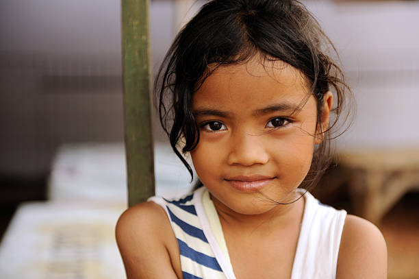 bambino in condizioni di povertà - povertà asia foto e immagini stock
