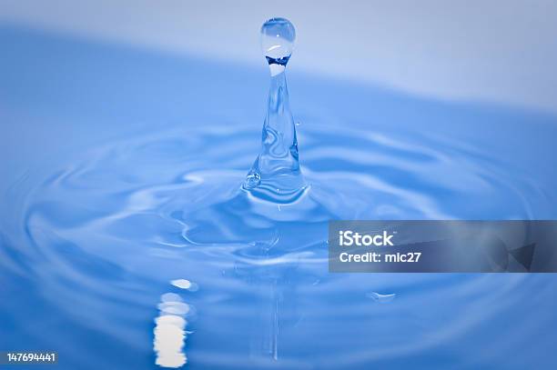 Salpicos De Água - Fotografias de stock e mais imagens de Abstrato - Abstrato, Azul, Cair