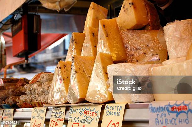 Formaggio Al Mercato Siciliana - Fotografie stock e altre immagini di Catania - Catania, Catasta, Composizione orizzontale