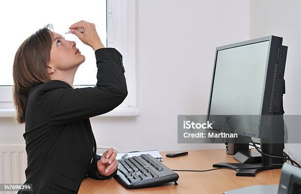 Joven Empresario Aplicación De Los Ojos Gotas Foto de stock y más banco de imágenes de Ojo - Ojo, PC de escritorio, Protección