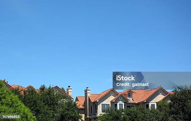 Tetti - Fotografie stock e altre immagini di Albero - Albero, Ambientazione esterna, Appartamento