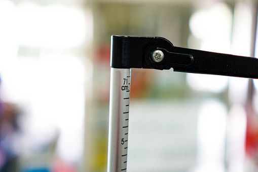 The picture shows the height gauge of the height meter with the measurement system in centimeters.