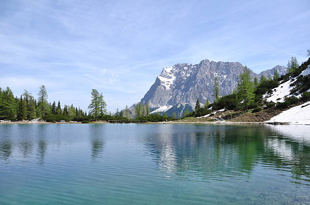 zugspitze von seebensee - zugspitze mountain bavaria mountain ehrwald stock-fotos und bilder