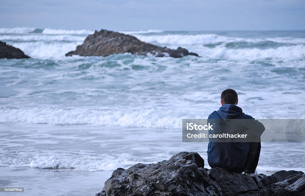 Joven mirando al Océano Pacífico - Foto de stock de Adolescencia libre de derechos