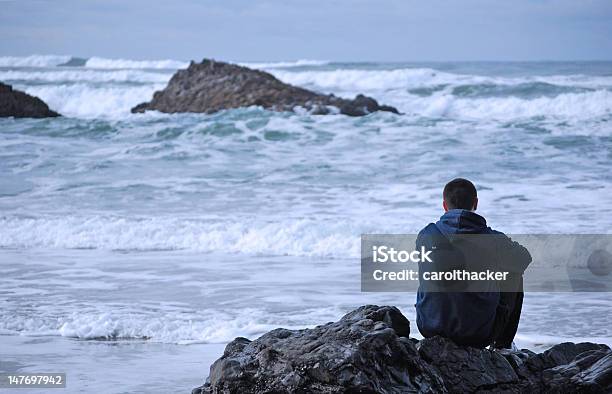 Joven Mirando Al Océano Pacífico Foto de stock y más banco de imágenes de Adolescencia - Adolescencia, Adolescente, Adulto