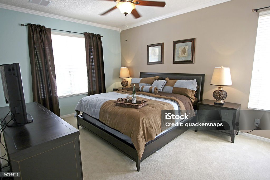 Quarto principal com cama King-size - Foto de stock de Cama royalty-free