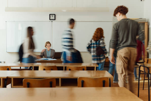verlassen sie das klassenzimmer in verschwommener bewegung! - abschied lehrerin stock-fotos und bilder