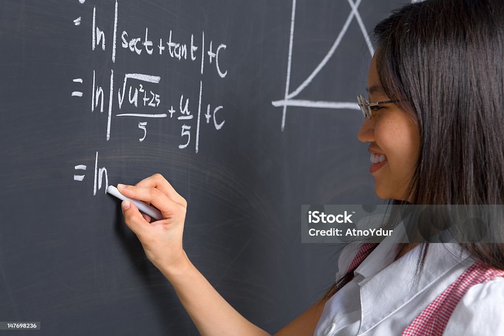 Studente lavorando problema di matematica - Foto stock royalty-free di Adulto