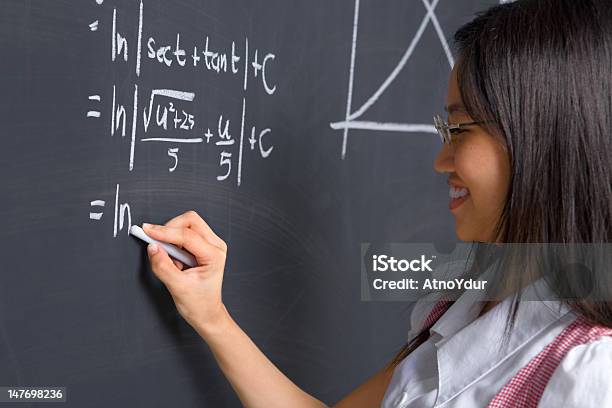 Studente Lavorando Problema Di Matematica - Fotografie stock e altre immagini di Adulto - Adulto, Ambientazione interna, Aula