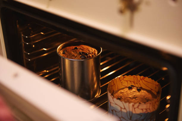 vue de dessus en gros plan de la cuisson des plats avec des gâteaux cuits au four et du panettone dans le four ouvert. concept culinaire de pâques. nourriture. fête - baking cake making women photos et images de collection