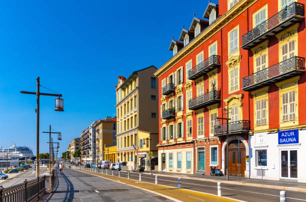 cortiços coloridos ao longo da rua quai papacino no histórico porto de nice e no distrito da marina na riviera francesa, na frança - city of nice restaurant france french riviera - fotografias e filmes do acervo