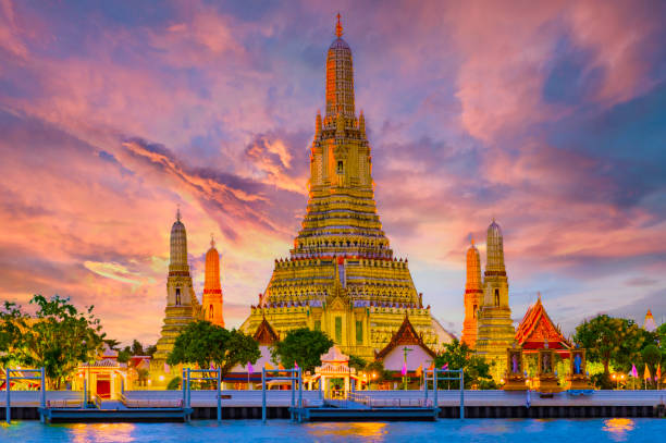 wat arun temple bangkok during sunset in thailand - banguecoque imagens e fotografias de stock