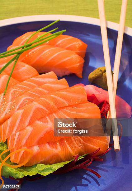 Fresh Strisce Di Salmone Norvegese Sashimi Nigiri Di Riso - Fotografie stock e altre immagini di Alimentazione sana