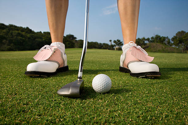 여성 골프 퍼팅 - golf women female concentration 뉴스 사진 이미지