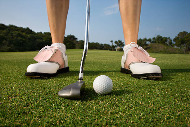 kobieta golfista wprowadzenie - golf women female concentration zdjęcia i obrazy z banku zdjęć