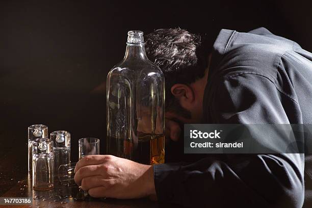 Foto de Cinco Fotos De Problemas e mais fotos de stock de Bar - Bar, Beber, Bebida alcoólica