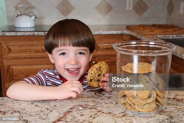 Foto de Uma Camareira Um Cookie e mais fotos de stock de Abrindo - Abrindo, Andar na Ponta do Pé, Assar