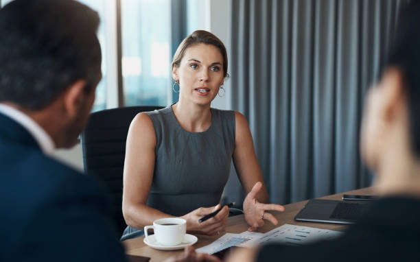 kundentreffen der geschäftsfrau, die über einen geschäftsvorschlag, ein verhandlungsgespräch oder eine professionelle beratung spricht. finanzberater, investor oder ernsthafte personen in konferenzdiskussionen oder in der job-leadership - anwalt stock-fotos und bilder