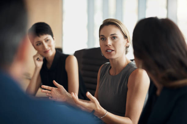 femme d’affaires, réunion de mentor et leader de la conversation, de la collaboration et de la rétroaction en entreprise. manager féminin, discussion d’équipe et séminaire d’entreprise en atelier, planification exécutive et stratégie de groupe - presentation business women explaining photos et images de collection