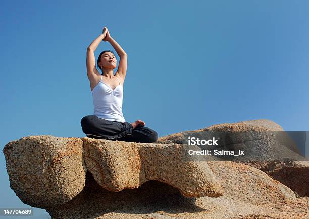 Meditation Stockfoto und mehr Bilder von Asiatischer und Indischer Abstammung - Asiatischer und Indischer Abstammung, Blau, Chinesischer Abstammung