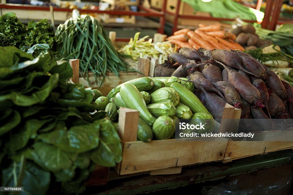 Mercado ao ar livre com legumes frescos em comida caixas de madeira - Foto de stock de Abobrinha royalty-free