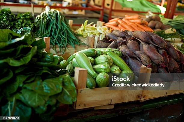 Foto de Mercado Ao Ar Livre Com Legumes Frescos Em Comida Caixas De Madeira e mais fotos de stock de Abobrinha