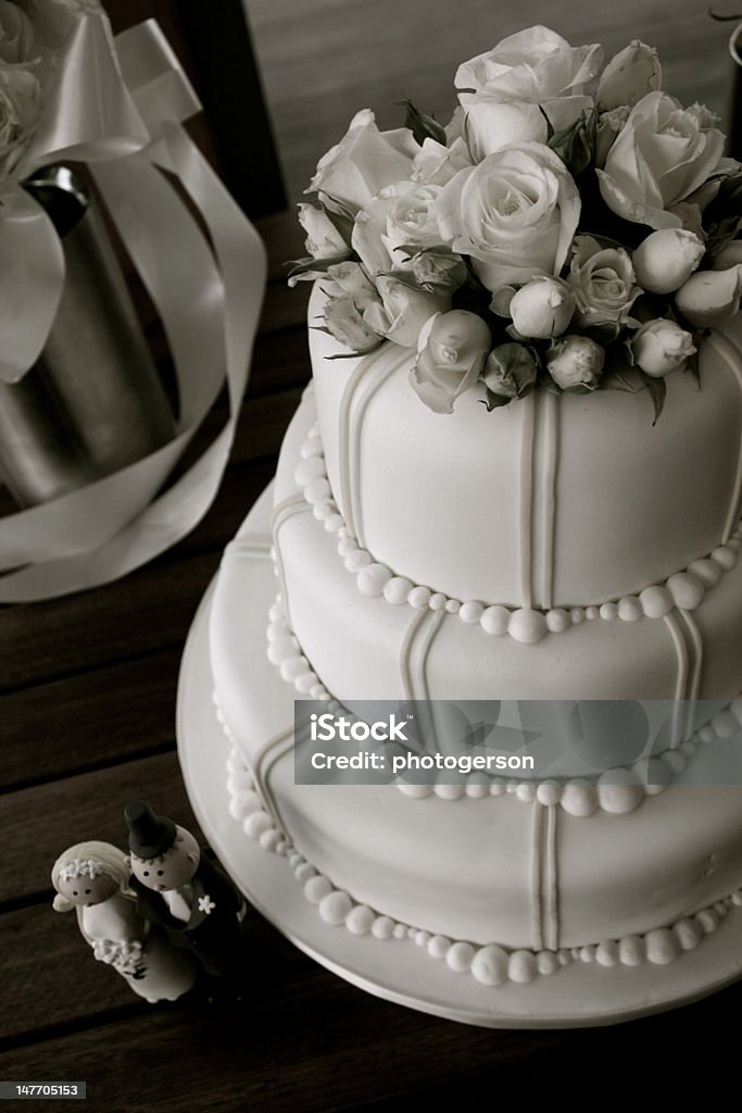 Tort weselny z róż i figurki mono - Zbiór zdjęć royalty-free (Biały)