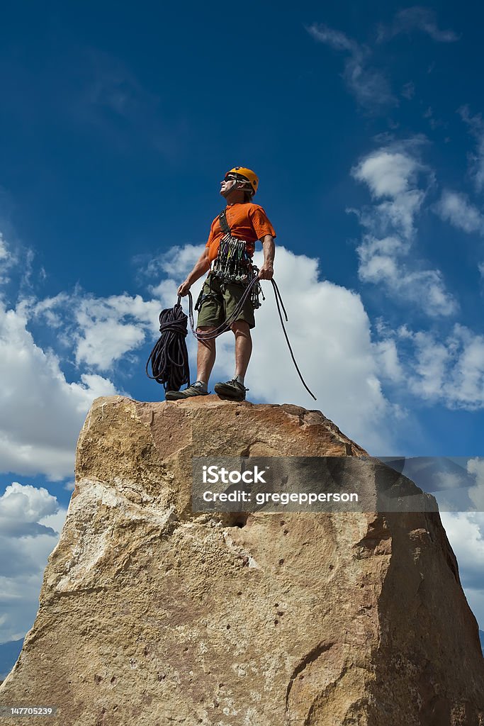 Rock alpinista aproximar-se da Cimeira. - Foto de stock de Artigo de vestuário para cabeça royalty-free