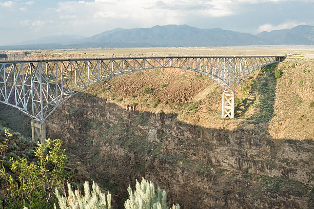 rio grande river gorge bridge, new mexico terminator salvation - rio grande new mexico river valley zdjęcia i obrazy z banku zdjęć