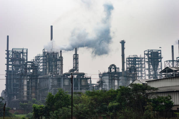 emisión de humo de la chimenea de la fábrica que causa contaminación del aire a la atmósfera. - carcinogens fotografías e imágenes de stock
