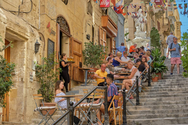 descanso en los escalones - valletta - islas de malta fotografías e imágenes de stock