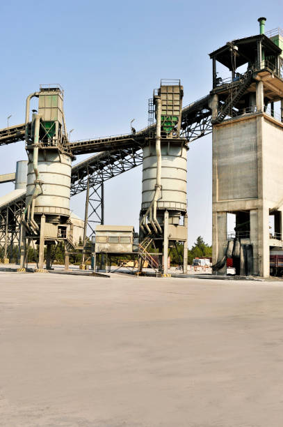 industria pesada de fabricación de piedra caliza - cement factory industry manufacturing cement truck fotografías e imágenes de stock