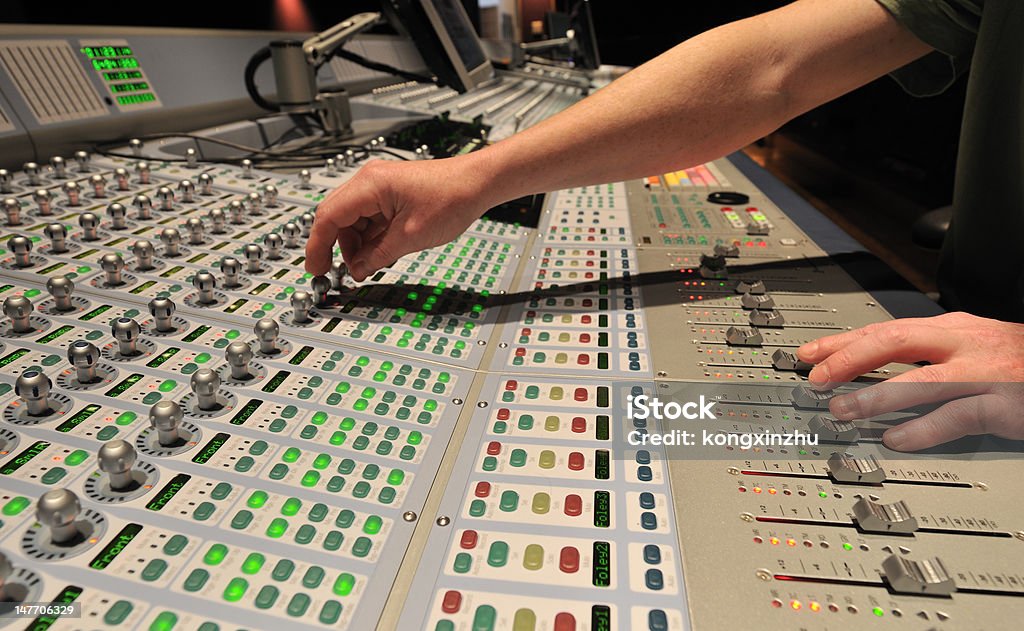 Ingeniero de funcionamiento de mesa de mezclas de Audio mezcla - Foto de stock de Ancho de banda libre de derechos