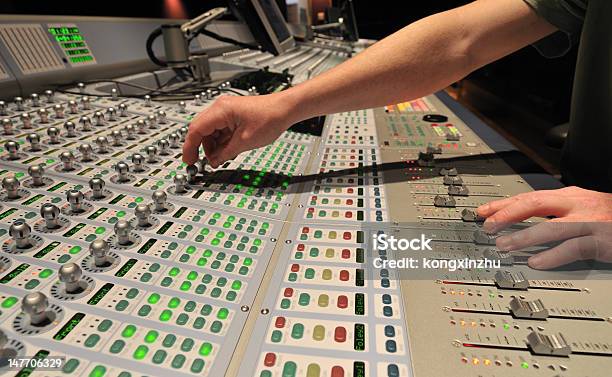 Ingeniero De Funcionamiento De Mesa De Mezclas De Audio Mezcla Foto de stock y más banco de imágenes de Ancho de banda