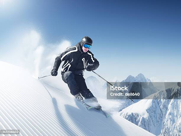 Sciatore - Fotografie stock e altre immagini di Ambientazione esterna - Ambientazione esterna, Catena di montagne, Composizione orizzontale