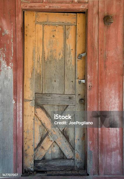 Velha Porta De Celeiro De Madeira - Fotografias de stock e mais imagens de Abandonado - Abandonado, Acabado, Antigo